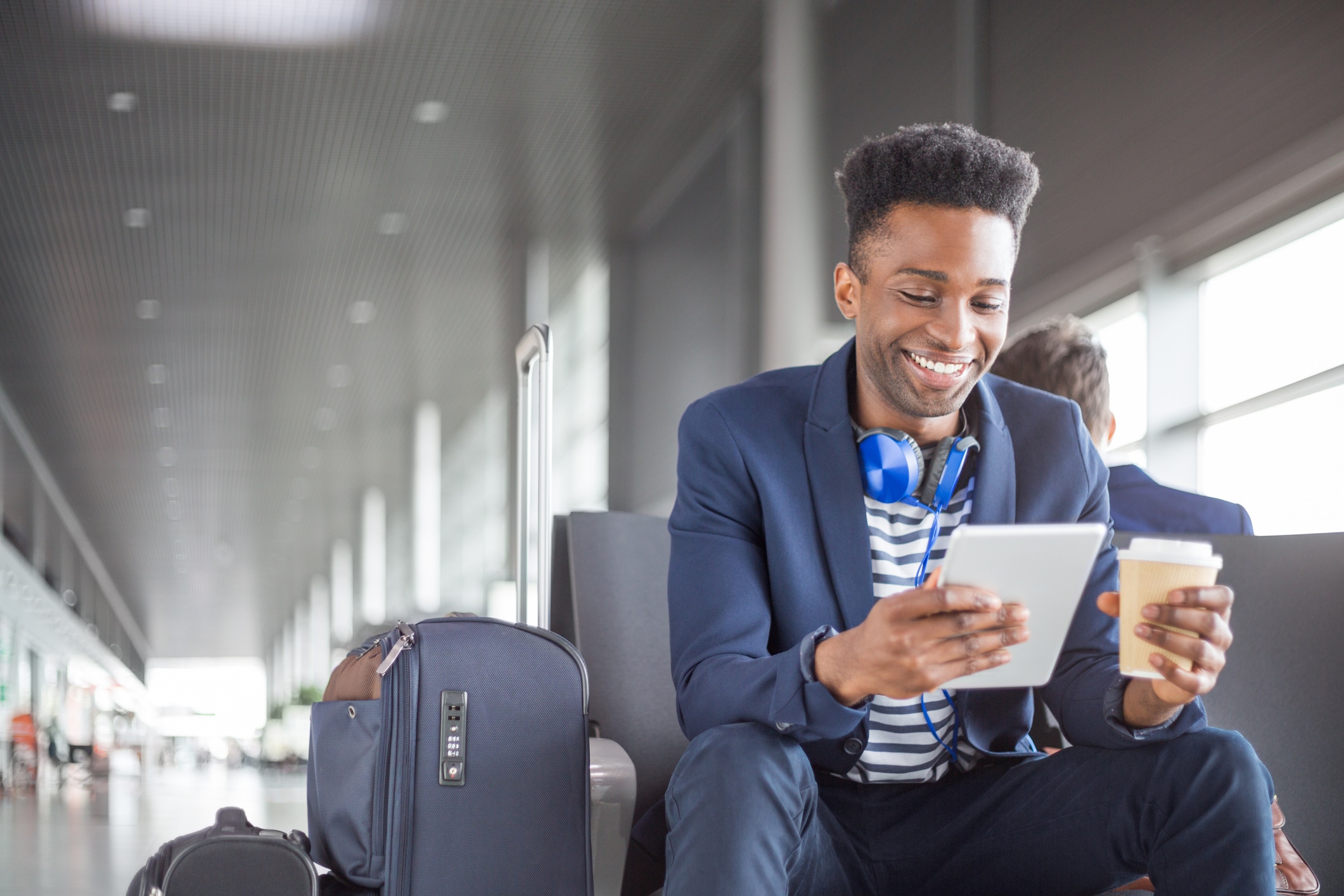 Homem no aeroporto lendo o relatório