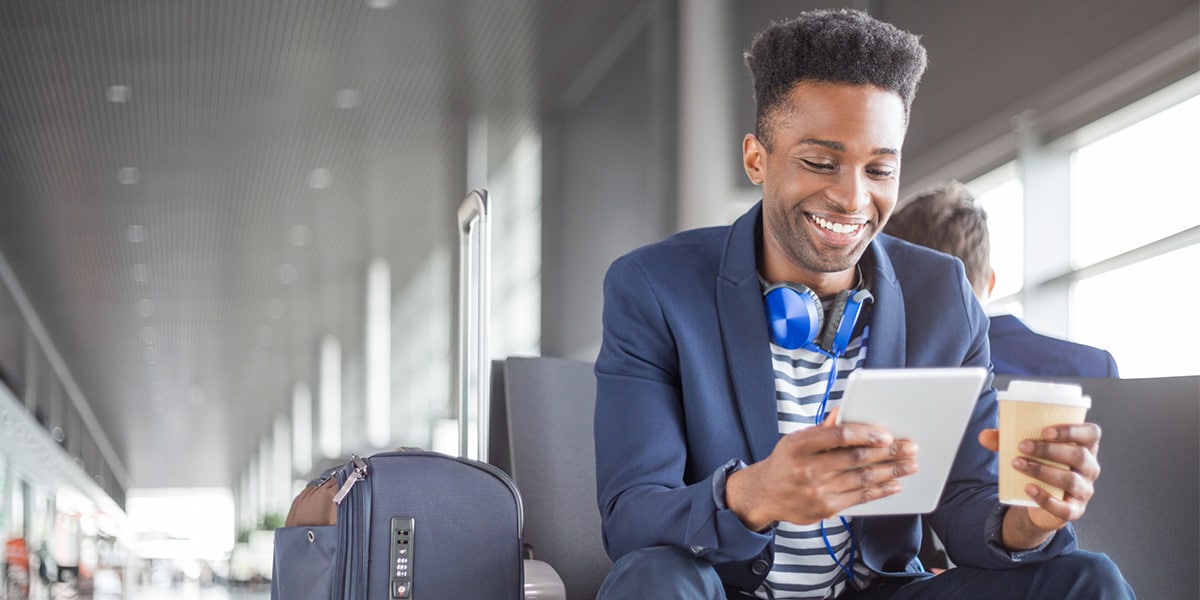 Homem no aeroporto lendo o relatório