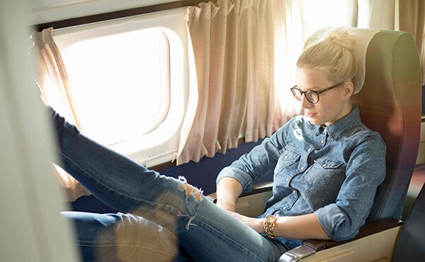 Mulher sentada no avião 